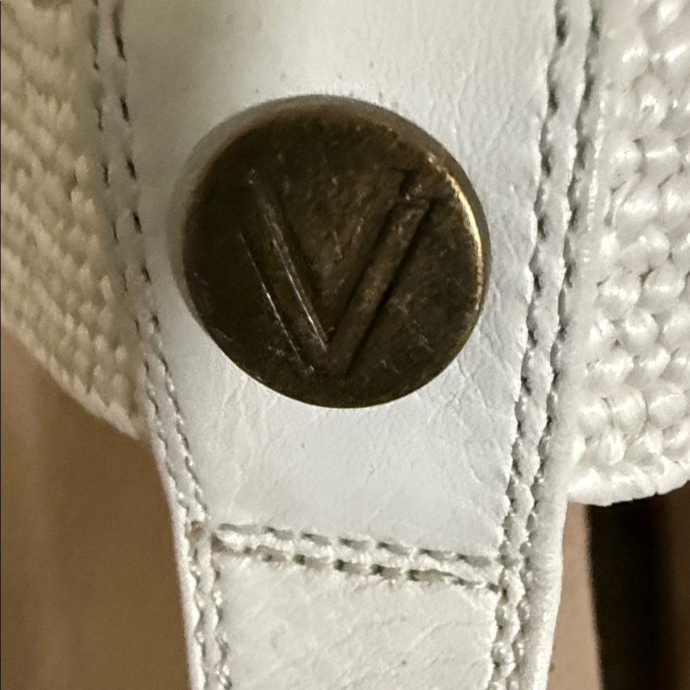 VionicWhite Women's T-strap Comfort Sandals - Picture 3 of 9